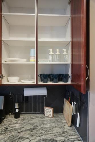 カルガリーにあるCozy Comfort Rooms in SE Calgary, Canadaの食器棚