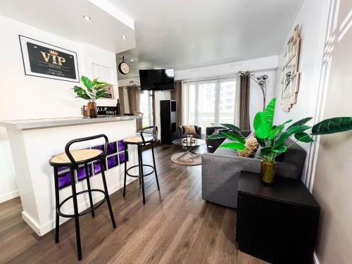 un salon avec un canapé et une table dans l'établissement EDEN APPART - 3 PIECES - 6 PERS dans une résidence calme, à Rouen