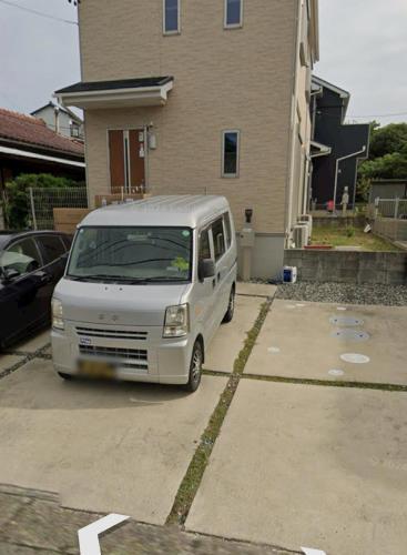 a white van parked in a driveway in front of a house at 絵ちゃんの家 in Taya