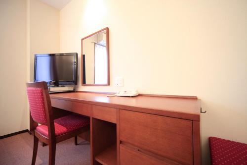 東廣島的住宿－東廣島船舶酒店，一张带电视和镜子的书桌