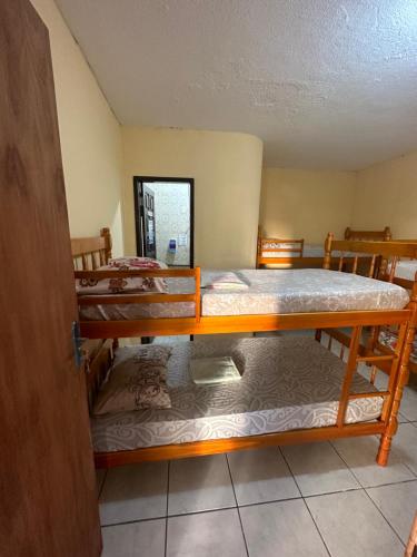 Postel nebo postele na pokoji v ubytování Dani Hostel e Suítes