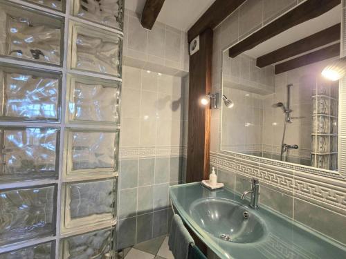 une salle de bain avec une baignoire, un lavabo et un miroir dans l'établissement Maison spacieuse avec piscine, salle de sport, et équipements complets à Villamblard - FR-1-616-2, à Villamblard