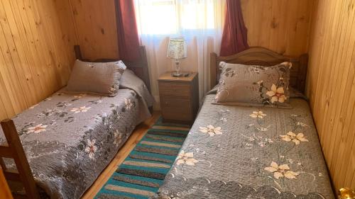 Giường trong phòng chung tại Cabañas Rukafun 1