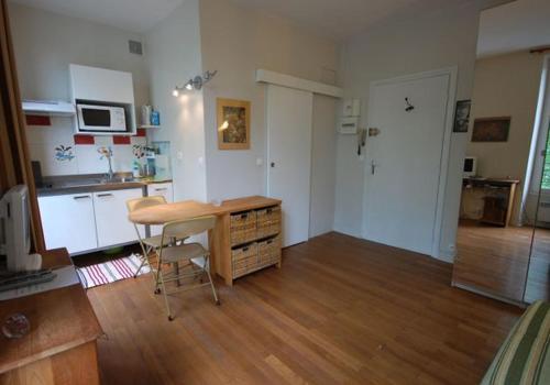 - une cuisine avec un bureau et une table dans une chambre dans l'établissement Studio Paris near Invalides Unesco Eiffel Tower Montparnasse, à Paris