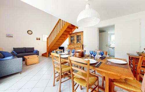 comedor y sala de estar con mesa de madera y sillas en Lovely Home In Saint-Trojan-Les-Bains, en Saint-Trojan-les-Bains