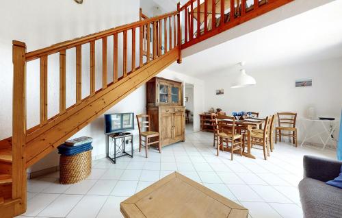 un salon avec un escalier et une salle à manger dans l'établissement Lovely Home In Saint-Trojan-Les-Bains, à Saint-Trojan-les-Bains
