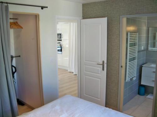 - une chambre avec une porte blanche et une salle de bains dans l'établissement Charmant 2P en Hyper Centre de Lorient - Lumineux avec Balcon - 2/3 Couchages. - FR-1-349-221, à Lorient