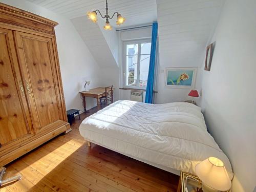 una camera da letto con un letto e una grande finestra di Maison familiale rénovée à 150m des criques, 4 chambres, jardin privé, cheminée, parking, WiFi - FR-1-349-222 a Port-Louis