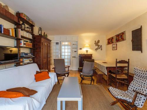 un salon avec un canapé blanc et une table dans l'établissement Appartement près de la plage avec parking à Saint-Jean-de-Luz - FR-1-4-701, à Saint-Jean-de-Luz