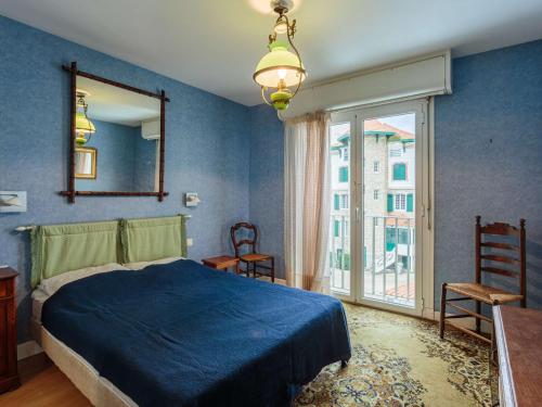 une chambre avec un lit, un miroir et une fenêtre dans l'établissement Appartement près de la plage avec parking à Saint-Jean-de-Luz - FR-1-4-701, à Saint-Jean-de-Luz