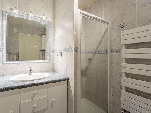 une salle de bain avec un lavabo et une douche dans l'établissement Appartement près de la plage avec parking à Saint-Jean-de-Luz - FR-1-4-701, à Saint-Jean-de-Luz