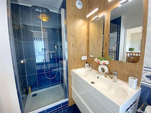 une salle de bain avec un lavabo et une douche dans l'établissement Penthouse au cœur de Lorient avec terrasses, spa, parking sécurisé et proche des plages - FR-1-349-225, à Lorient