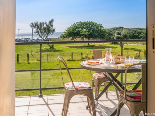 Appart T3, terrasse, parking, 50m plage, proche commerces - FR-1-349-228