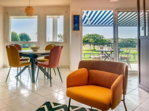 une salle à manger avec une table et des chaises dans l'établissement Appart T3, terrasse, parking, 50m plage, proche commerces - FR-1-349-228, à Larmor-Plage