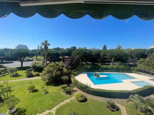 - une vue sur la piscine dans la cour dans l'établissement Studio Cabine avec Vue Piscine, Parking Privé - FR-1-328-274, à La Grande Motte