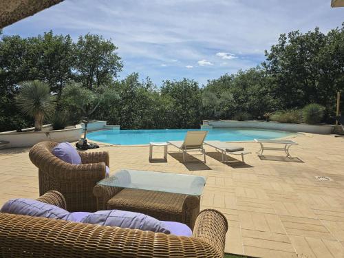 Villa T6 en Ardèche avec Piscine et Animaux Acceptés - FR-1-382-220