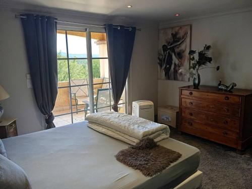 une chambre avec un lit, une commode et une fenêtre dans l'établissement Villa T6 en Ardèche avec Piscine et Animaux Acceptés - FR-1-382-220, à Saint Alban Auriolles