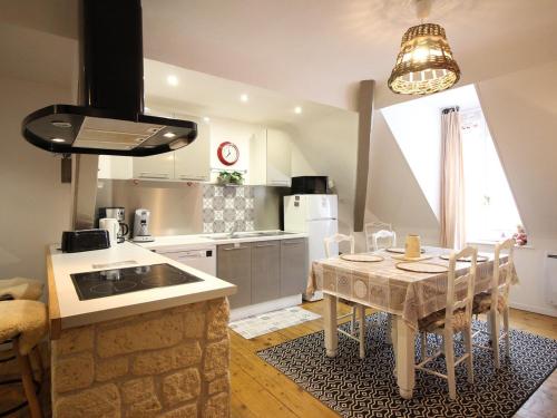 une cuisine avec une table et une salle à manger dans l'établissement Spacieux T3 La Bourboule, 2 chambres, proche thermes - FR-1-608-284, à La Bourboule