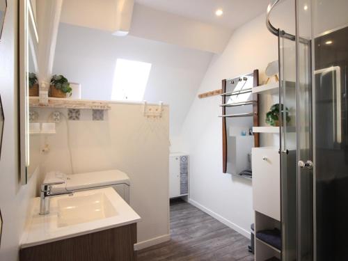 La petite salle de bains est pourvue d'un évier et d'un réfrigérateur. dans l'établissement Spacieux T3 La Bourboule, 2 chambres, proche thermes - FR-1-608-284, à La Bourboule