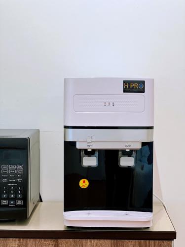 a microwave oven sitting next to a microwave oven at Infistay Homestay - Sunway Geo Avenue, Sunway Pyramid, Sunway Lagoon, Sunway University, Sunway Medical Centre in Subang Jaya