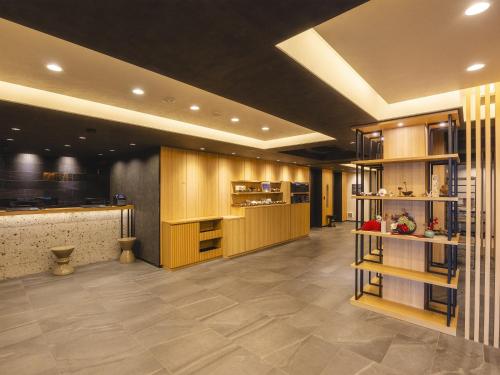 Dapur atau dapur kecil di KOKO HOTEL Kyoto Sanjo - formerly Hotel Wing International Premium Kyoto Sanjo