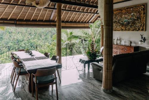 Zahrada ubytování Luxury 2BR Ubud Villa with Infinity Pool and Jungle Views