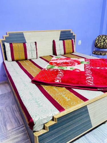 Una cama o camas en una habitación de Hotel Best Stay Near By Bus And Railway Station