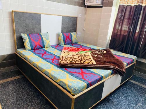 Una cama o camas en una habitación de Hotel Best Stay Near By Bus And Railway Station
