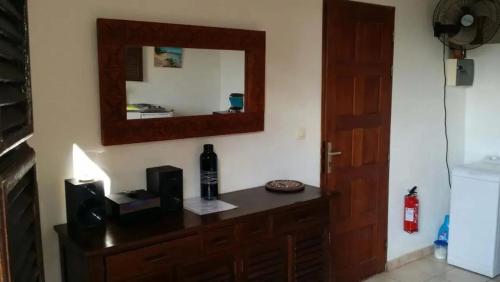 Habitación con espejo y tocador de madera. en Studio agréable à Le Robert - 30 m², en Le Robert