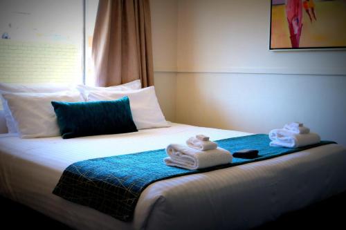 Postel nebo postele na pokoji v ubytování Commercial Hotel Kingaroy