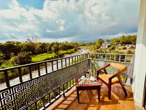 Balkón nebo terasa v ubytování Aachman Riviera Resort Dharamshala- A river facing rooms with balcony