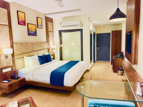Letto o letti in una camera di Aachman Riviera Resort Dharamshala- A river facing rooms with balcony