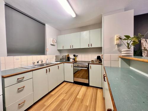 Kuchyň nebo kuchyňský kout v ubytování Stylish Corporate Pad