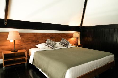 una camera da letto con un letto grande con due cuscini di Wave House Resort Canggu a Canggu
