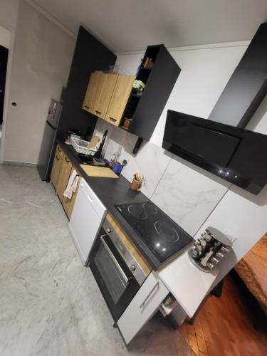 une cuisine avec une cuisinière et un comptoir dans l'établissement Studio Antigone, à Montpellier