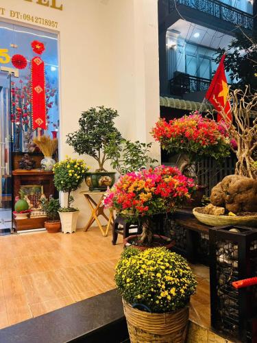 a store filled with lots of different types of flowers at Phuc Hau Hotel in Con Dao