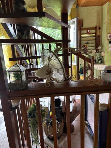 - un ventilateur assis au-dessus d'une table en bois dans l'établissement Artalens, à Artalens-Souin