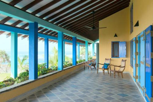 Un balcón o terraza en Villa Atulya at Ocean's edge