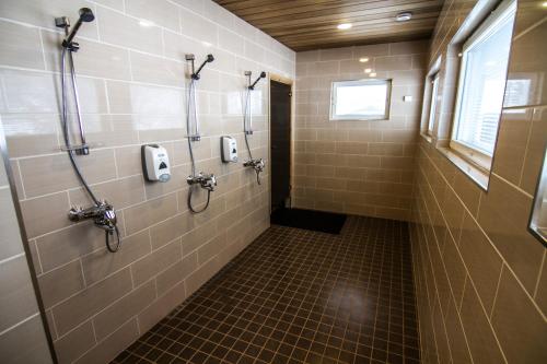 a bathroom with a shower stall with a window at Naapurivaaran Lomakeskus in Vuokatti