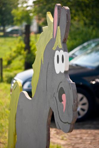 a statue of a dog on a parking meter at Filippus Vakantiehoeve in Maldegem
