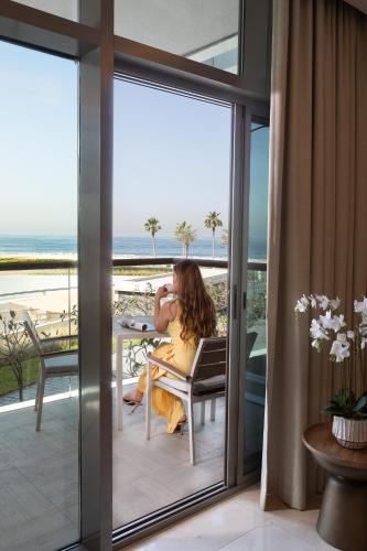 Bespoke Holiday Homes - Palm Jumeirah- 2 Bedroom Sea View with Pool & Beach Access, The 8