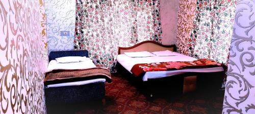 A bed or beds in a room at Hotel Fabulous Kashmir