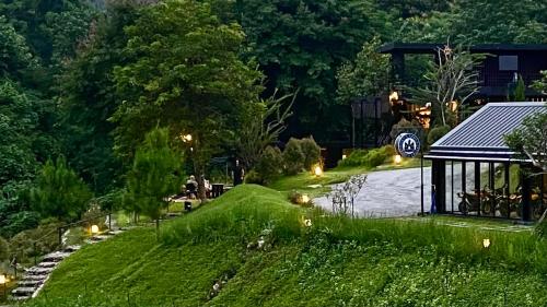 Taman di luar 98 Mae Ram Residence