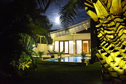 a house with a swimming pool in the yard at 2 Bedroom Villa with Pool & Close to Setangi Beach in Mangsit