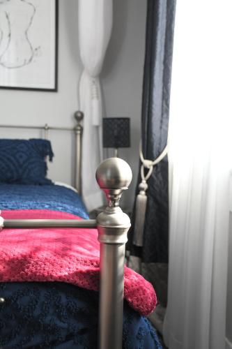 a bedroom with a bed with a red and blue at Sherwood Park in Spring Terrace