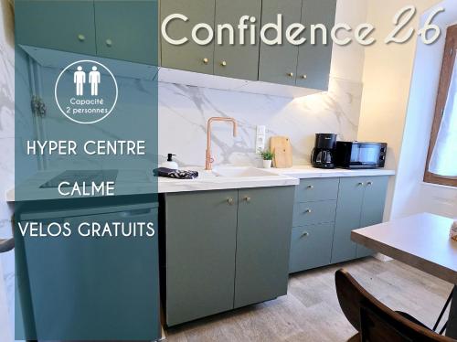 Η κουζίνα ή μικρή κουζίνα στο Appartements CONFIDENCE hyper centre calme - SEJOURAIXLESBAINS