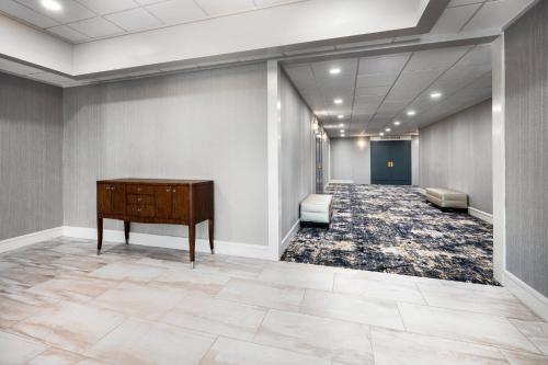 Katil atau katil-katil dalam bilik di Crowne Plaza Jacksonville Airport I-95N by IHG