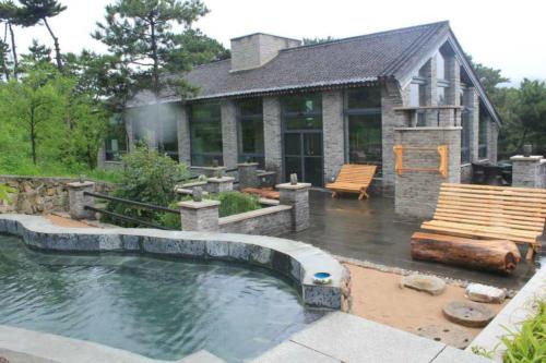 a house with a swimming pool in the yard at Home of the Great Wall in Huairou