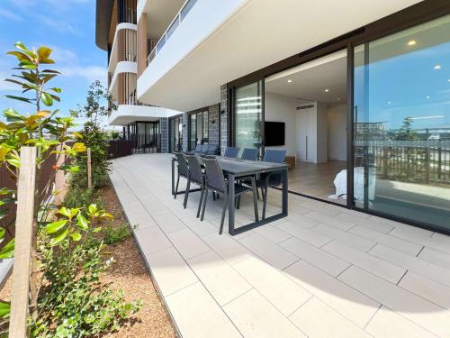 Un balcón o terraza en Harbourside Delight - Waterfront Oasis