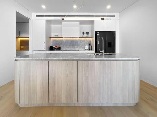 Una cocina o cocineta en Harbourside Delight - Waterfront Oasis